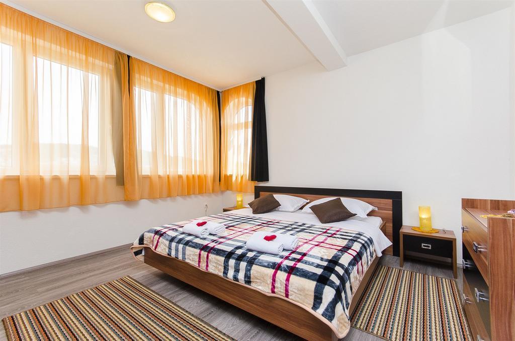 Apartments Branka Trogir Bagian luar foto