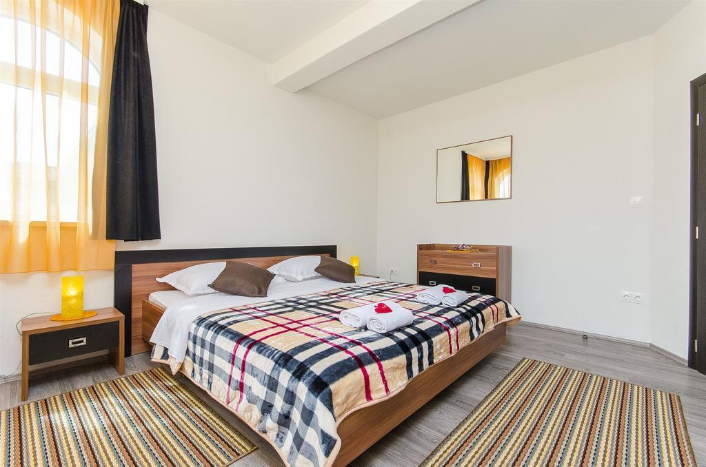Apartments Branka Trogir Bagian luar foto