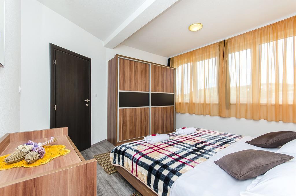 Apartments Branka Trogir Bagian luar foto
