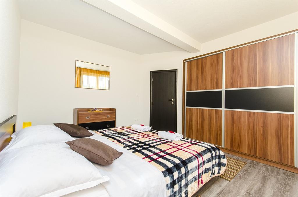 Apartments Branka Trogir Bagian luar foto